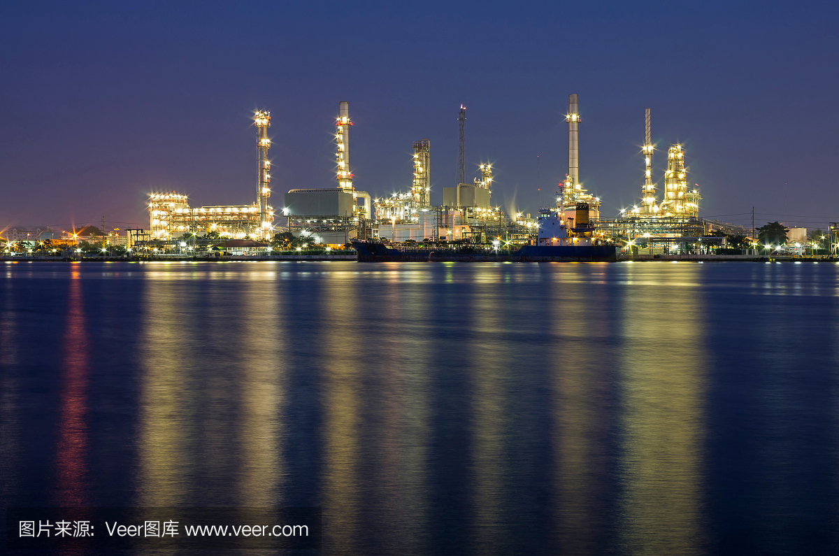 在黄昏的石油和天然气炼油厂-石化工厂