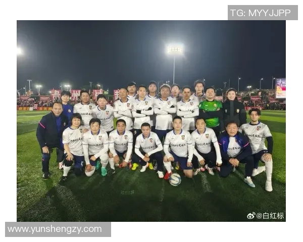 足球白裤子的魅力与挑战如何在赛场上展现运动员的风采与个性